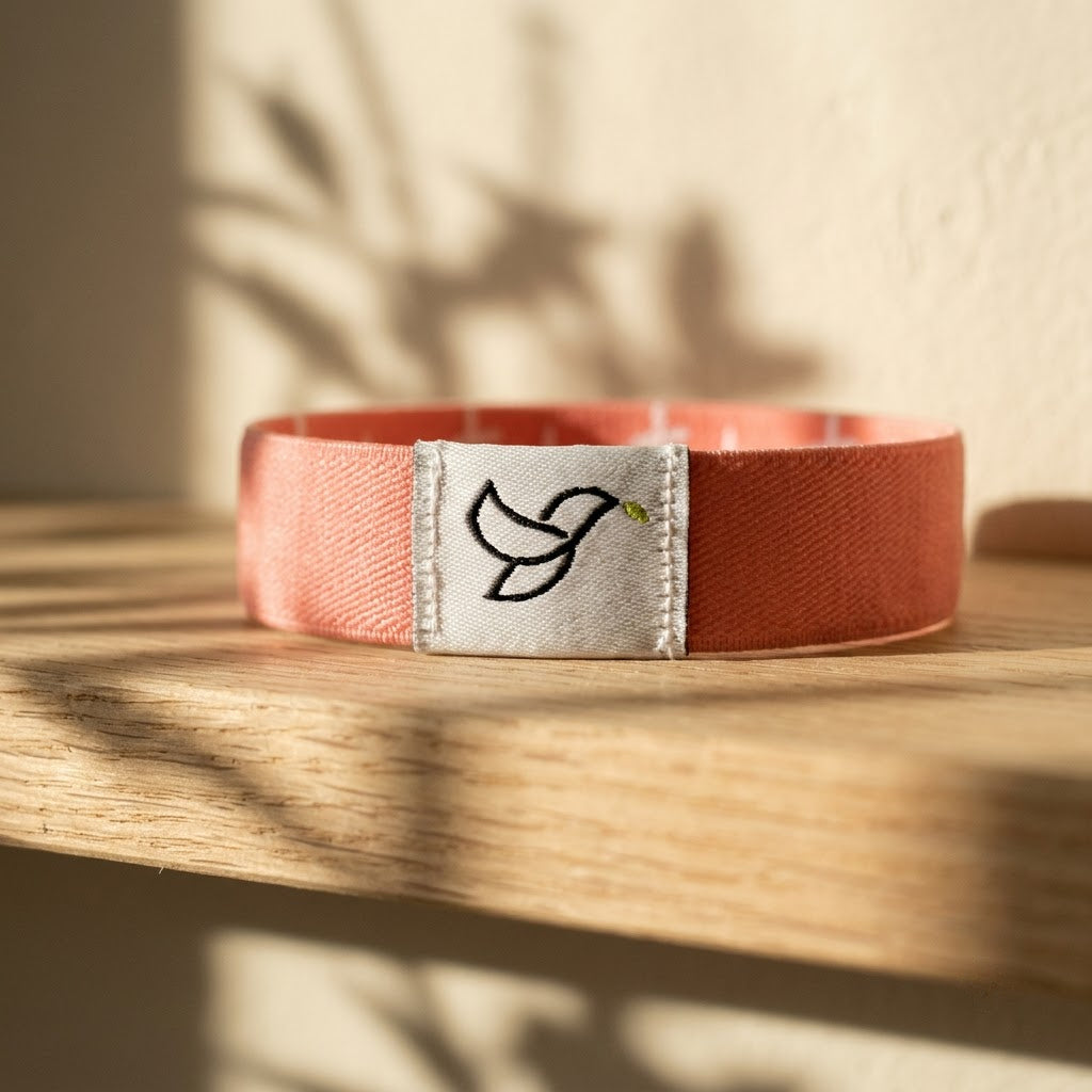 Close-up of the woven tag sewn onto the stretch band